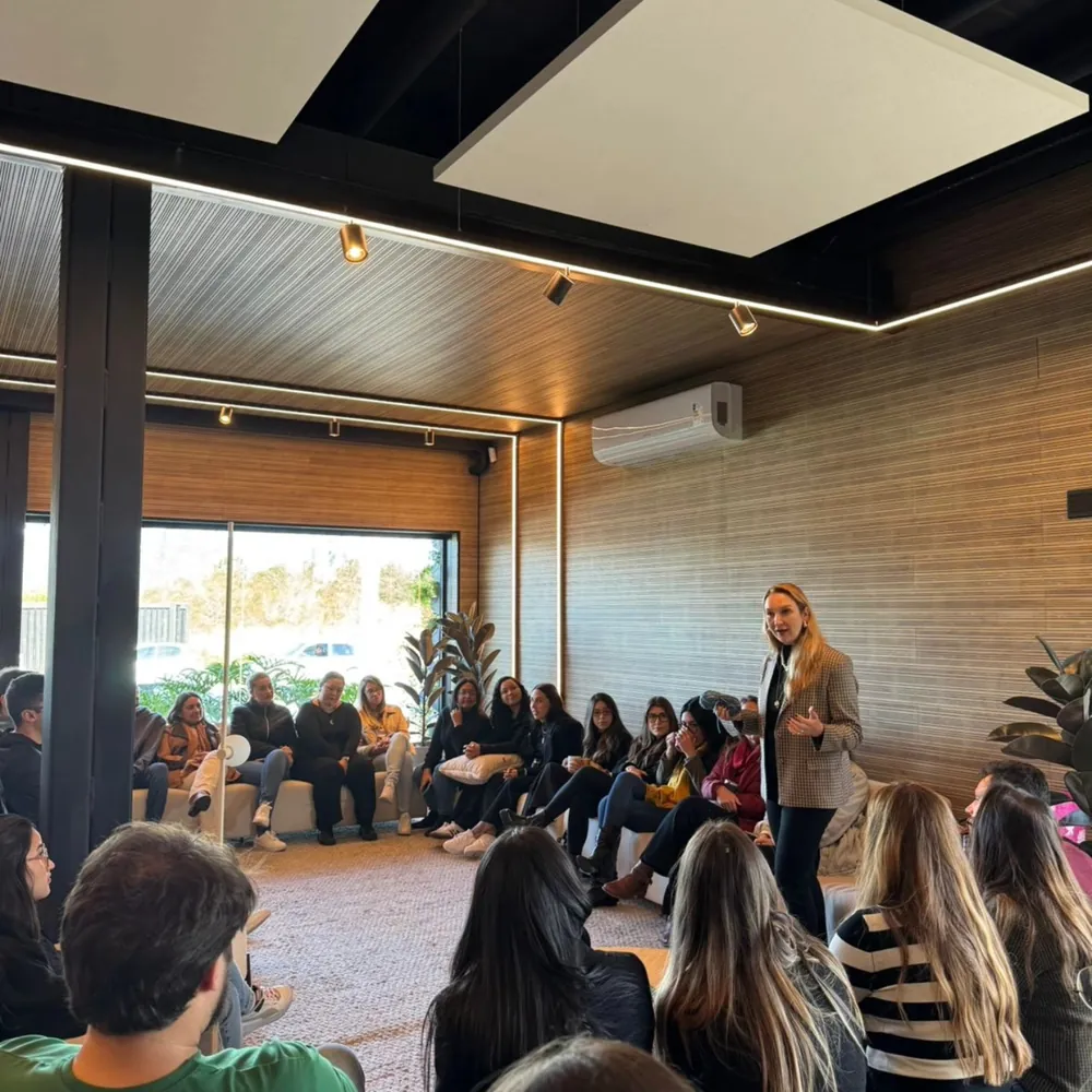 Roda de conversa sobre confiança em equipe conduzida pela psicóloga Caroline Watzko